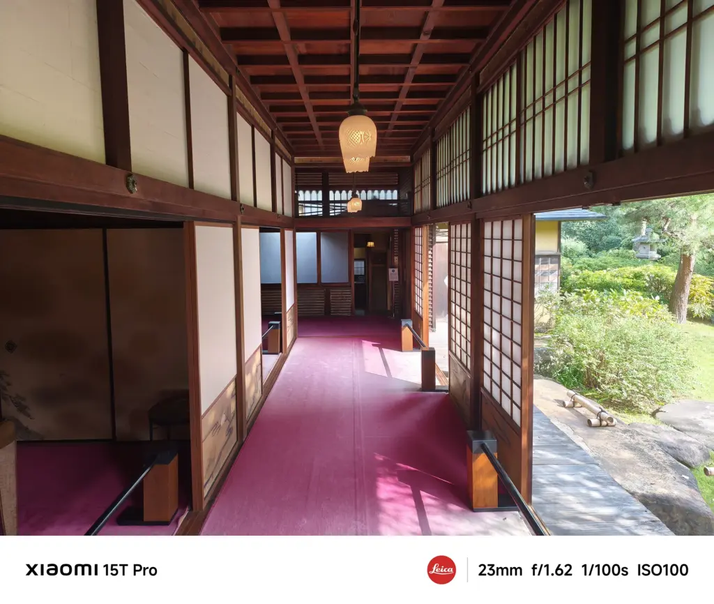 Xiaomi 15T Proで撮影した古民家の赤絨毯の広縁と庭園（23mm広角作例）