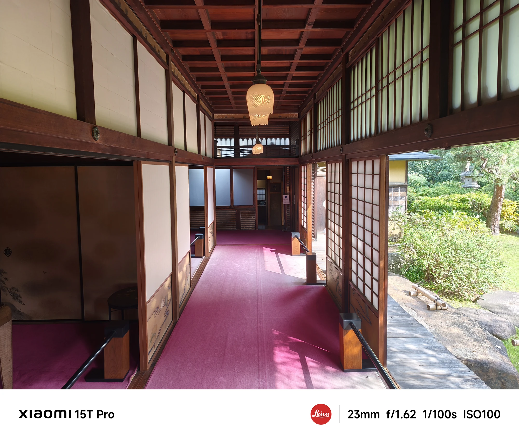 Xiaomi 15T Proで撮影した古民家の赤絨毯の広縁と庭園（23mm広角作例）