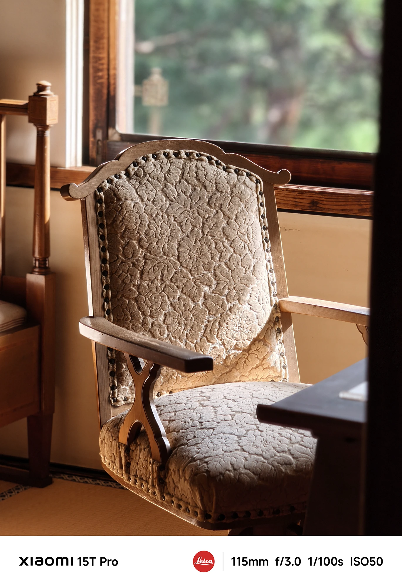 Xiaomi 15T Proで撮影した窓辺のアンティークチェアのクローズアップ（115mm望遠逆光ボケ作例）