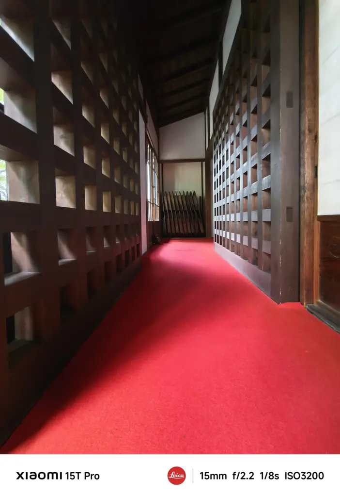 Xiaomi 15T Proで撮影した古民家/寺院の赤絨毯の廊下（15mm超広角、低照度作例）