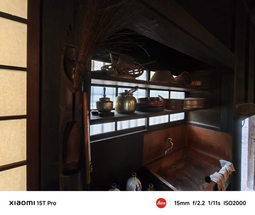 Xiaomi 15T Proで撮影した、暗い古民家の台所と銅製流し（低照度作例）