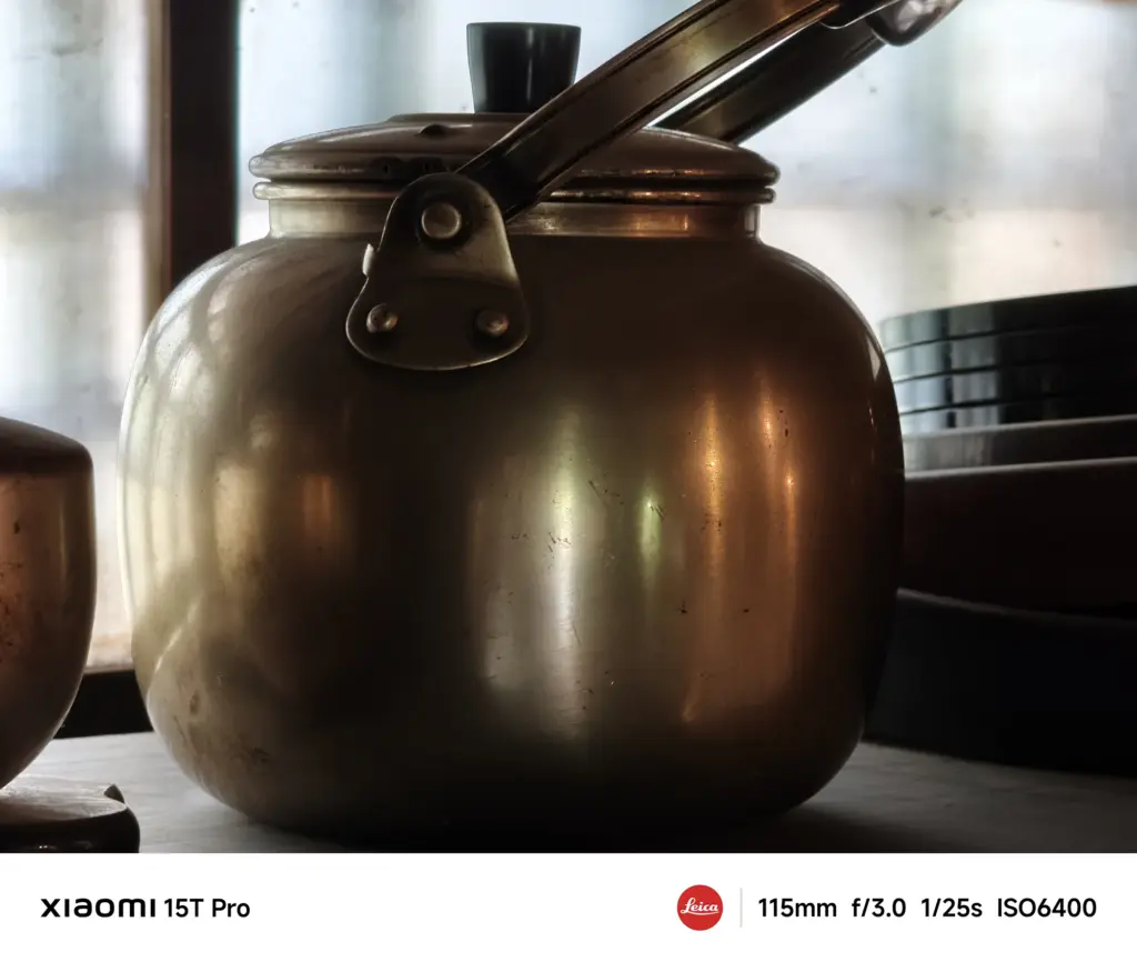 Xiaomi 15T Proで撮影した古いやかんのクローズアップ（115mm望遠、超高感度ISO6400作例）
