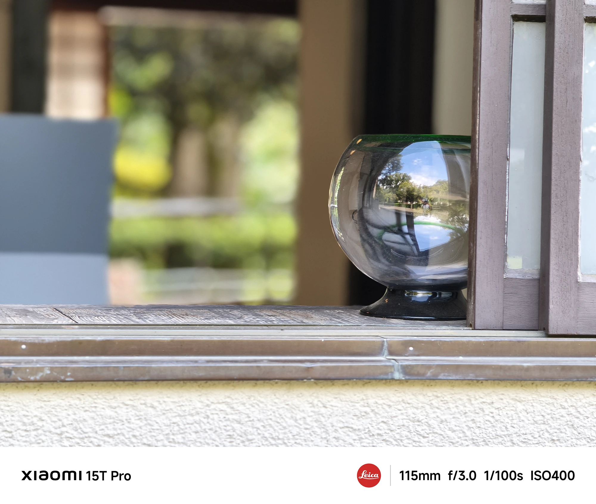 Xiaomi 15T Proで撮影した窓辺のガラス器に反射する風景のクローズアップ（115mm望遠作例）