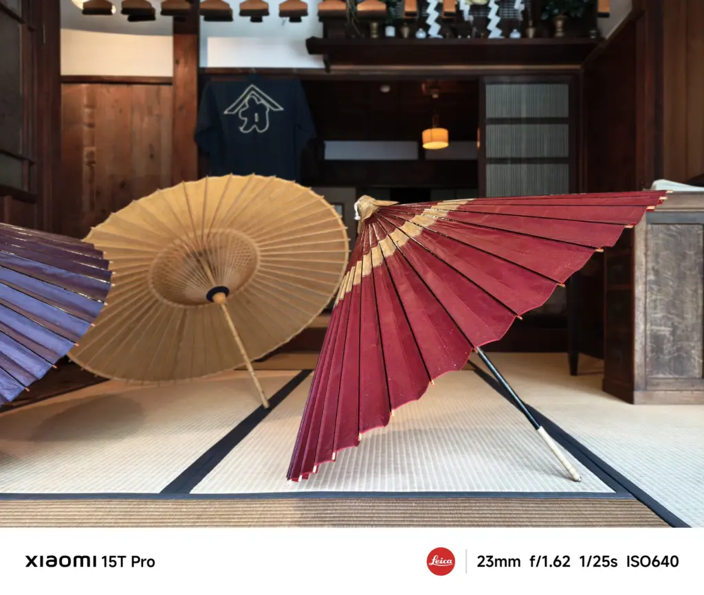 Xiaomi 15T Proで撮影した和室の畳に置かれた和傘の低照度作例（23mm広角）