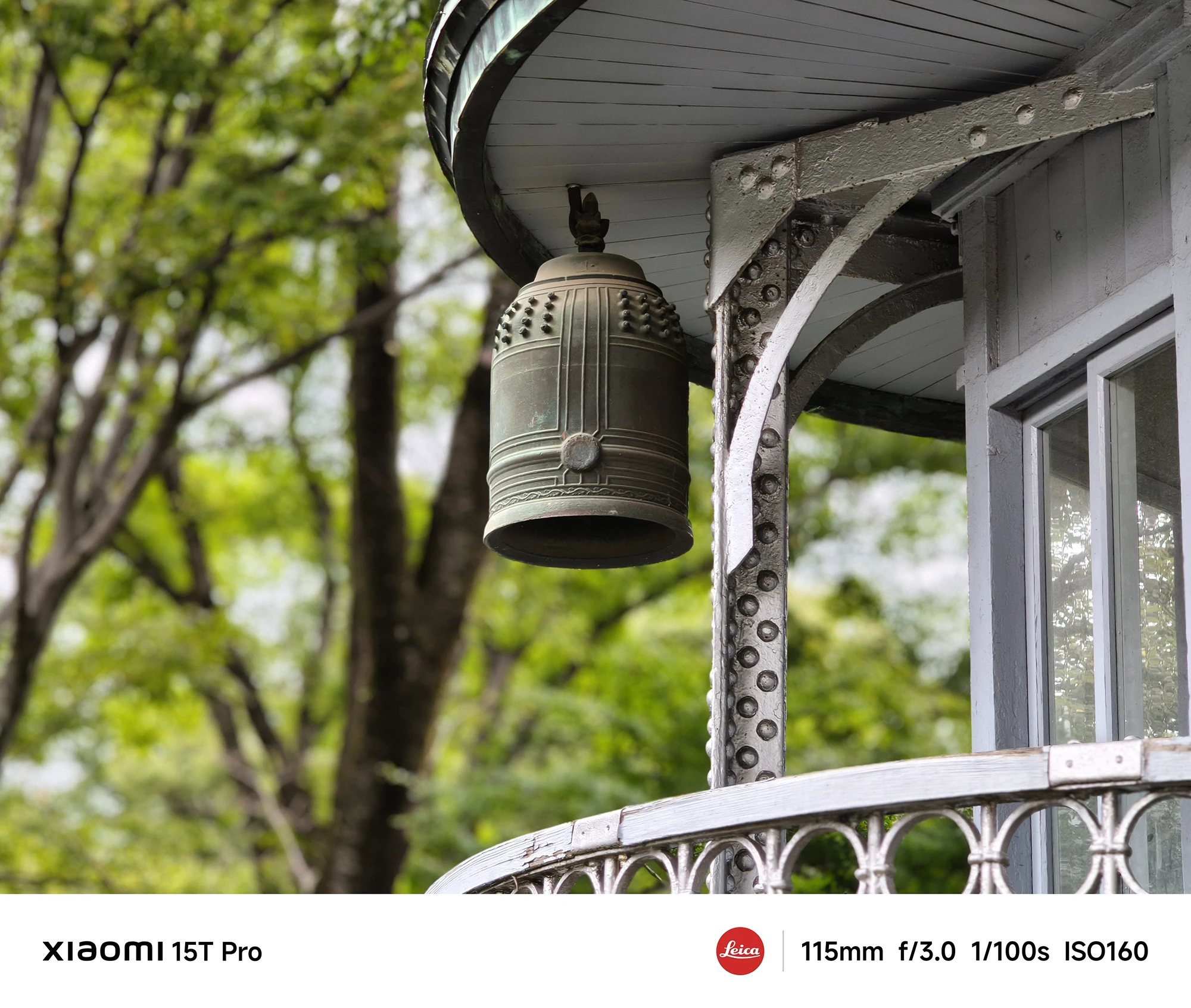 Xiaomi 15T Proで撮影した洋館のバルコニーに吊るされた鐘のクローズアップ（115mm望遠ボケ作例）