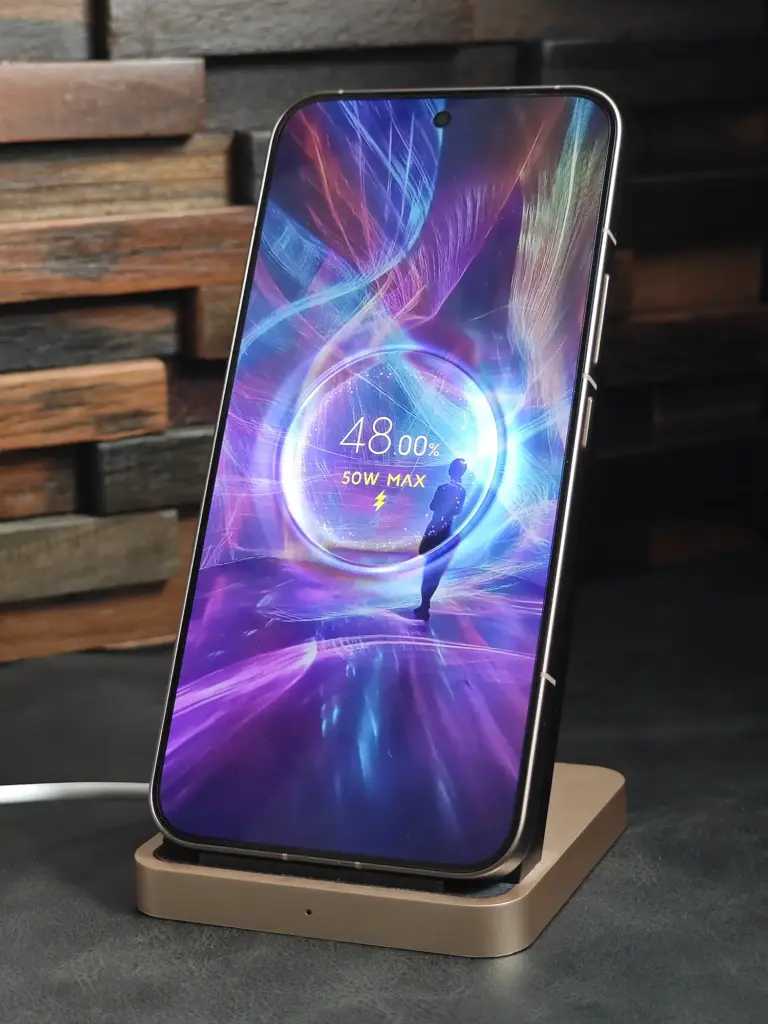 Xiaomi 15T Proの50Wワイヤレス急速充電中のディスプレイ表示