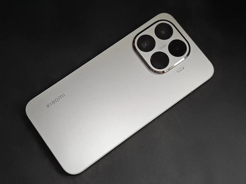 Xiaomi 15Tのシルバーカラーモデル背面デザインとカメラ配置