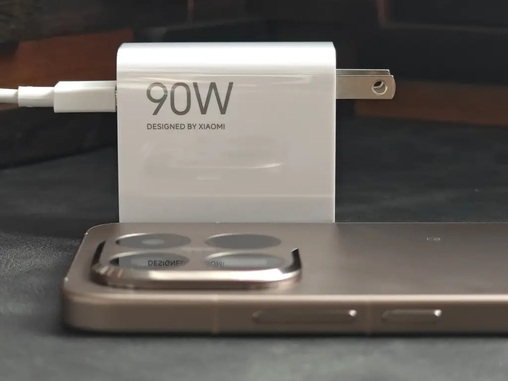 Xiaomi 15T Proに付属する90W急速充電アダプターの実物写真