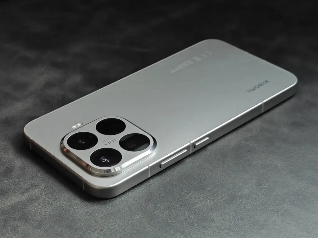 Xiaomi 15T背面デザイン（シルバー）とLeicaクアッドカメラユニット