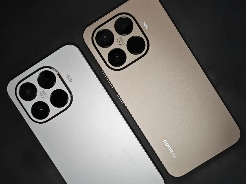 Xiaomi 15T ProとXiaomi 15Tの背面デザイン比較（シルバーとゴールドのカラーバリエーション）