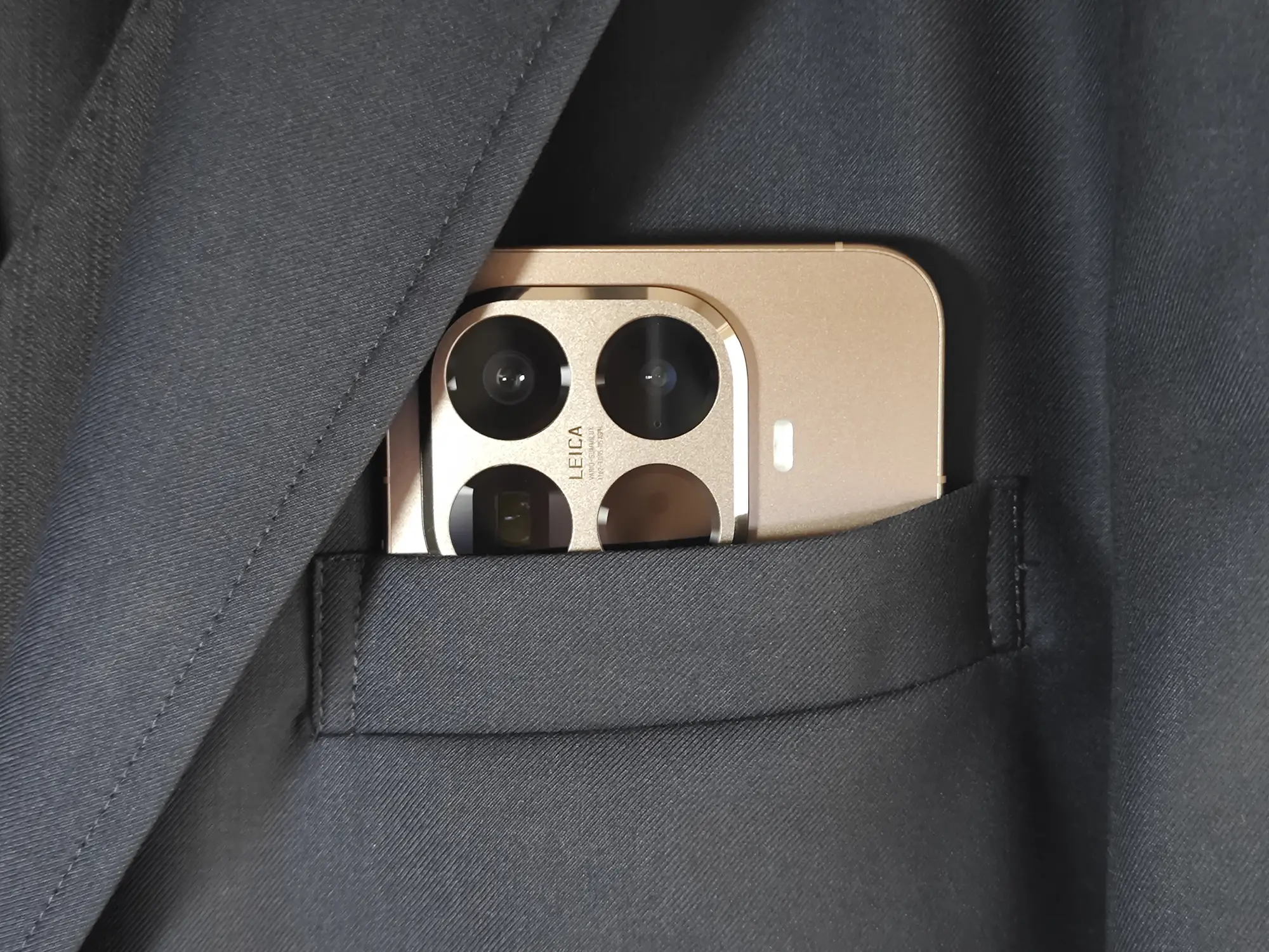 ポケットに入れたXiaomi 15T Proモカゴールド