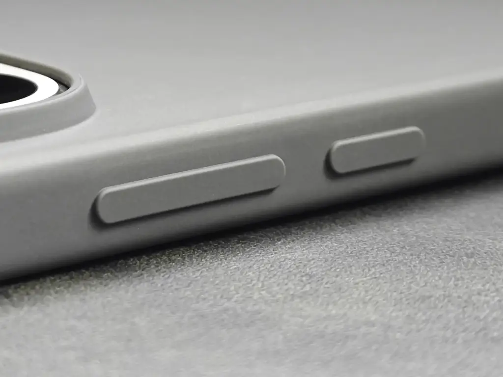 Xiaomi 15T Proにシリコンケース装着。ボタン部分のクローズアップ