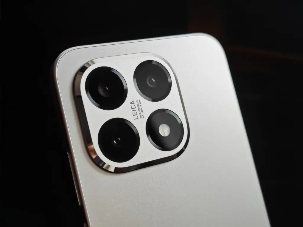 Xiaomi 15TのLeica監修カメラユニット、金属フレームとレンズ配置のクローズアップ