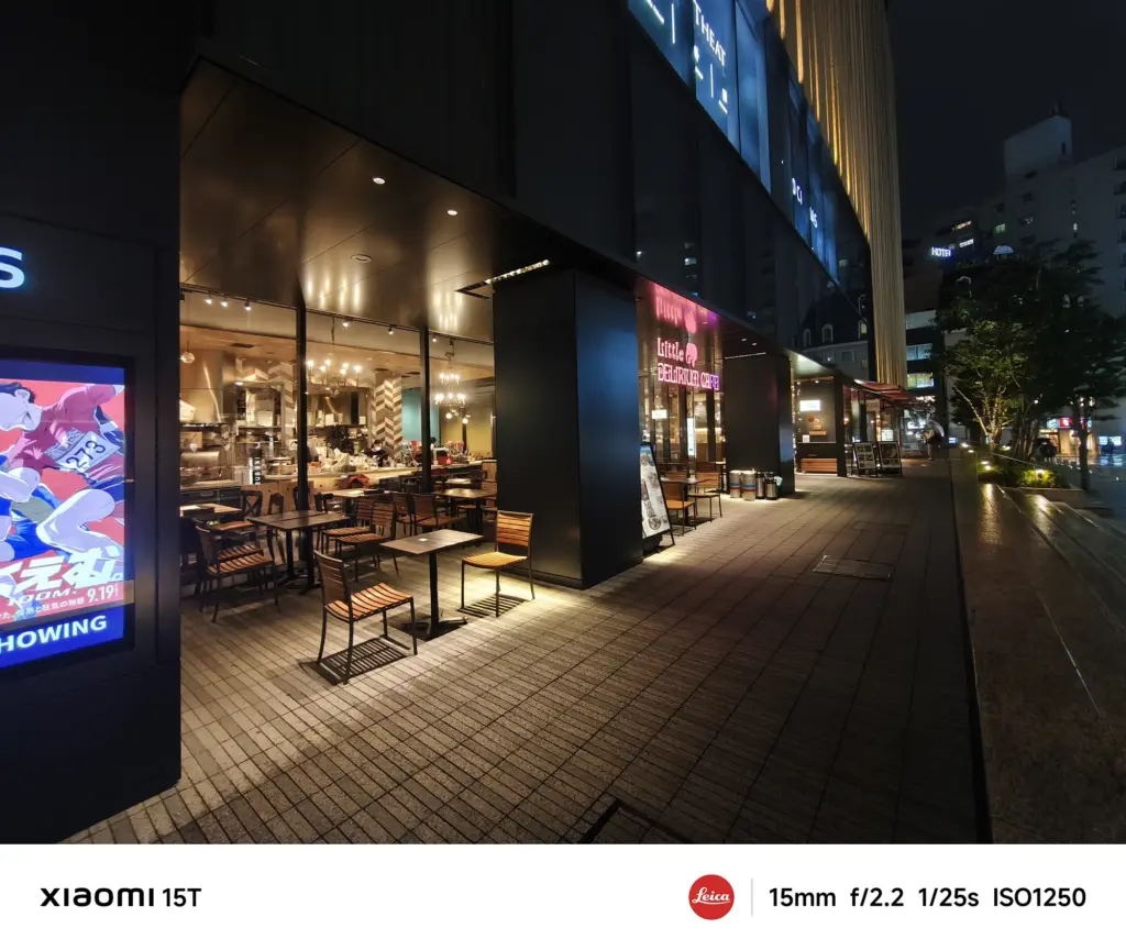 Xiaomi 15Tの超広角カメラで撮影した夜のカフェ街。ガラス越しの光が柔らかく拡散し、静けさと温かみを両立した一枚