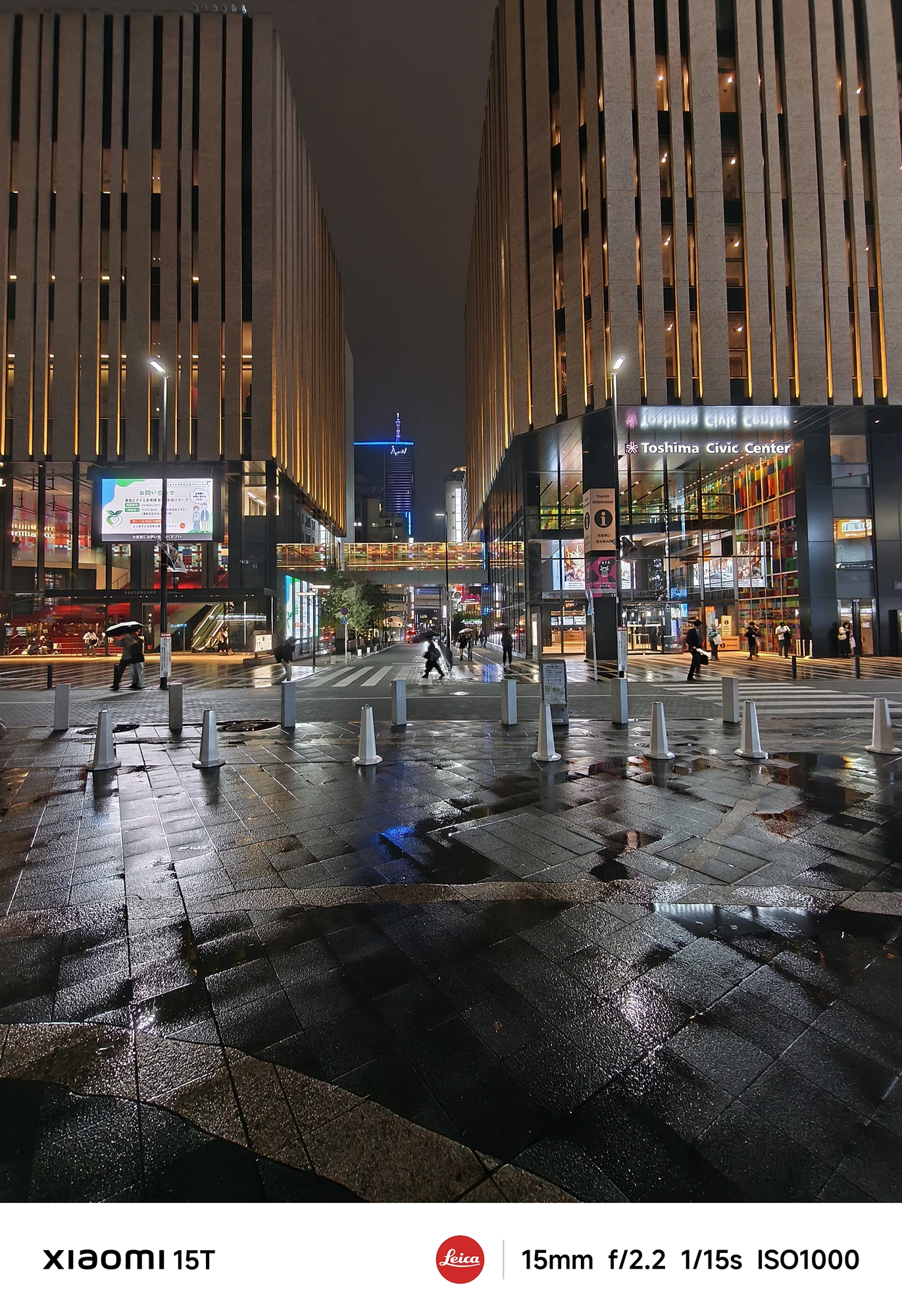 Xiaomi 15Tの超広角カメラで撮影した高層ビル群の夜景。濡れた路面の反射と照明のコントラストが立体感を際立たせる