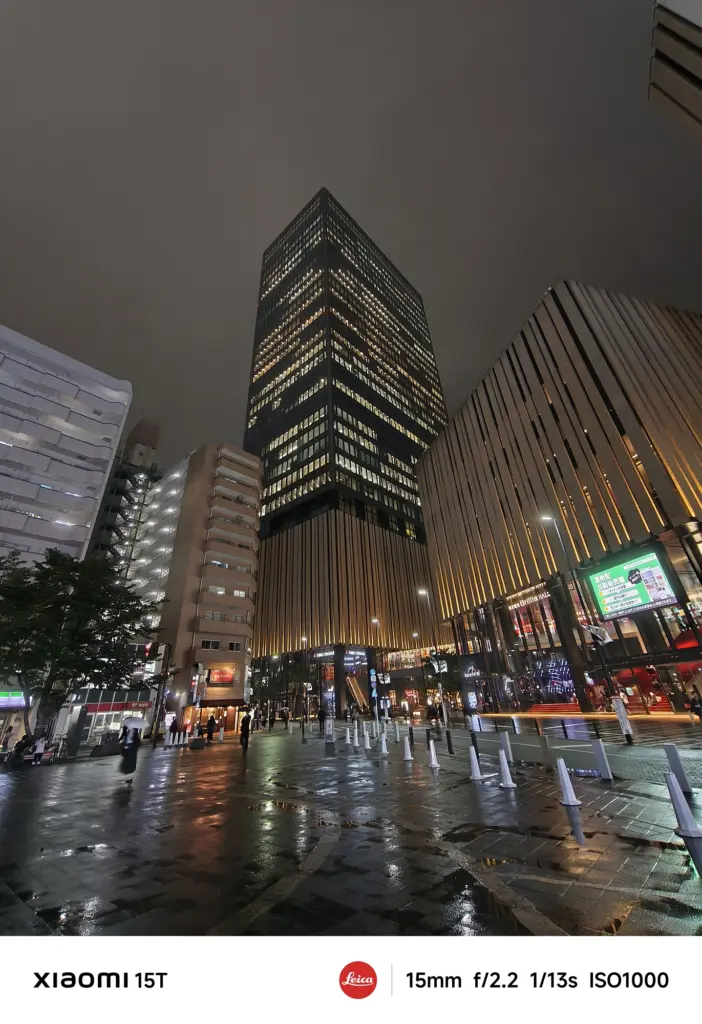 Xiaomi 15Tの超広角カメラで撮影した高層ビルの夜景。見上げ構図で都市のスケール感と光の立体感をダイナミックに表現