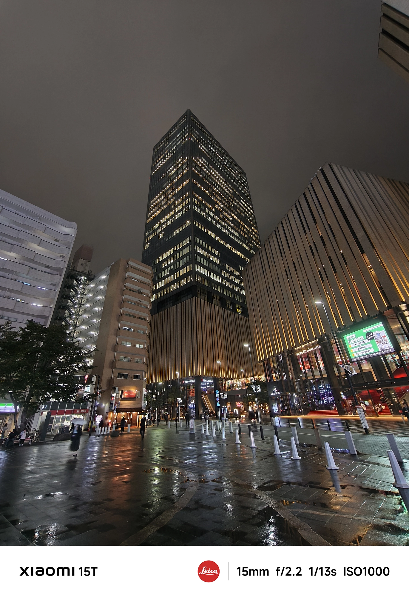 Xiaomi 15Tの超広角カメラで撮影した高層ビルの夜景。見上げ構図で都市のスケール感と光の立体感をダイナミックに表現