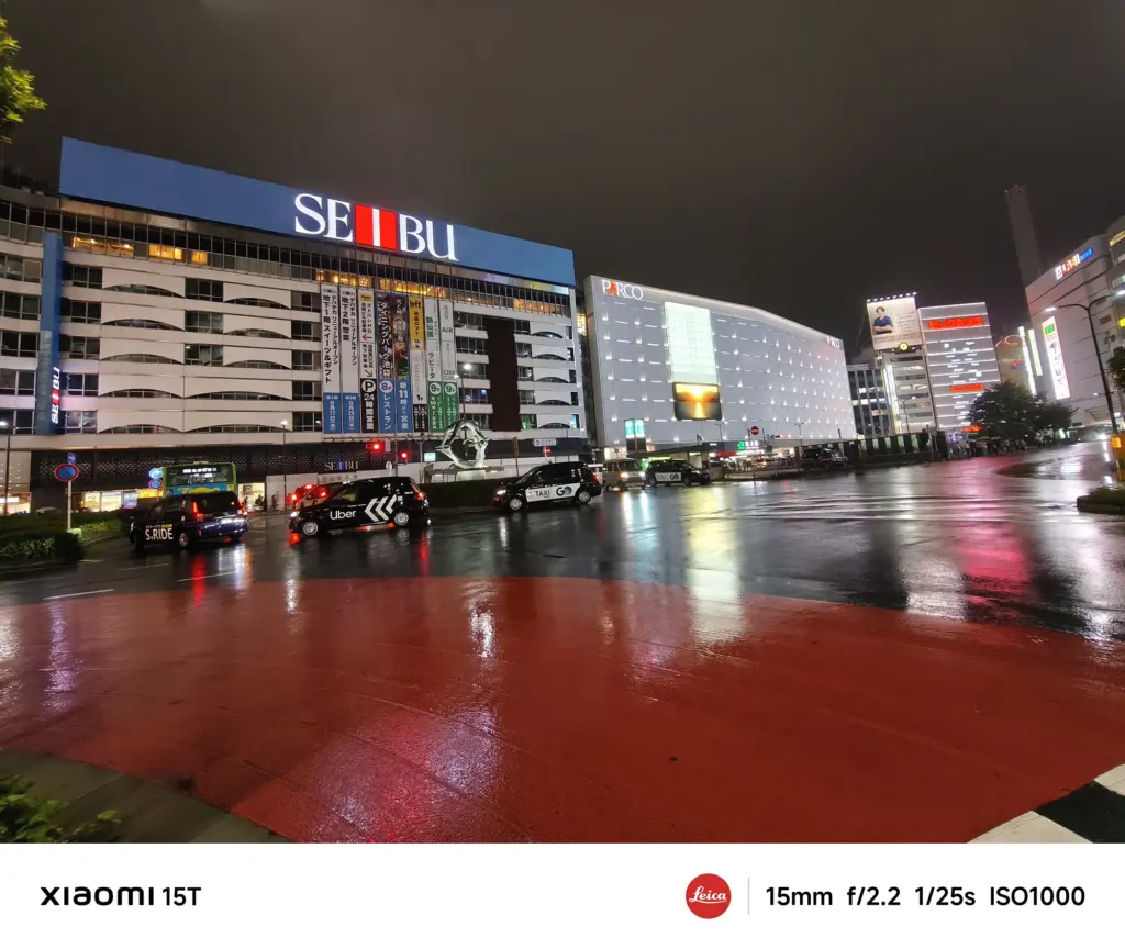 Xiaomi 15Tの超広角カメラで撮影した駅前の夜景。建物の照明と赤い舗道の色彩コントラストが印象的な広角夜景作例