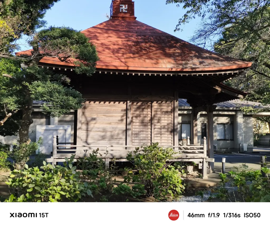 Xiaomi 15Tの望遠カメラで撮影した寺院の木造建築。46mmの焦点距離で建物全体を引き締まった構図で捉えた写真