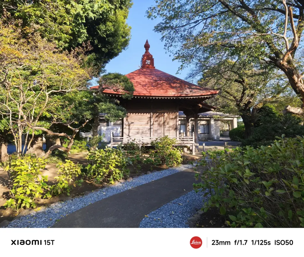 Xiaomi 15Tのメインカメラで撮影した寺院と庭園の風景。23mm広角レンズで建物全体と周囲の木々を鮮やかに描写