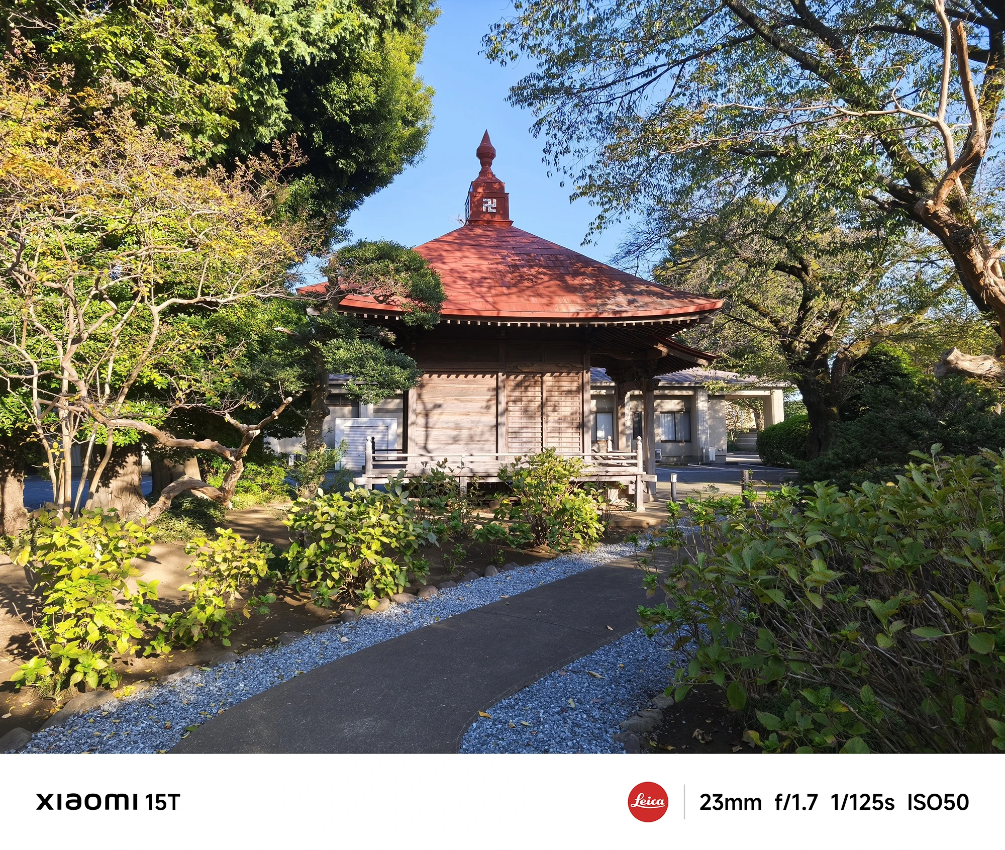 Xiaomi 15Tのメインカメラで撮影した寺院と庭園の風景。23mm広角レンズで建物全体と周囲の木々を鮮やかに描写