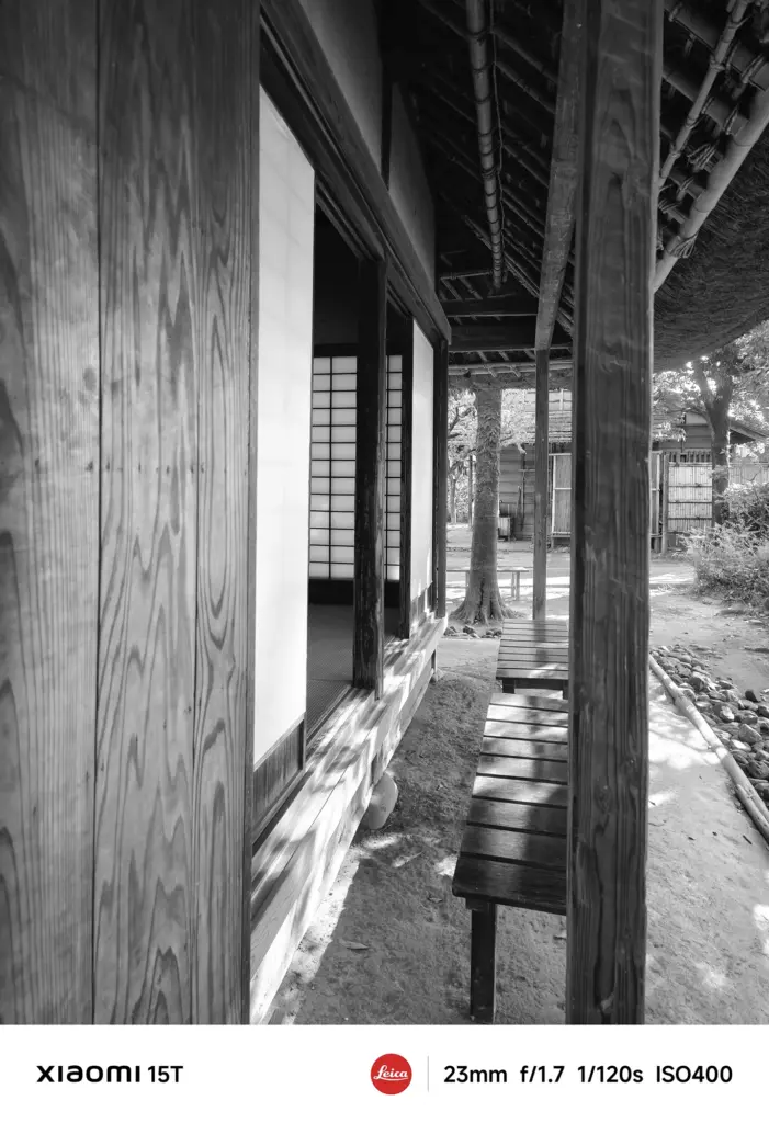 Xiaomi 15TのLeicaモノクロフィルターで撮影した日本家屋の縁側。木の質感と光の抜けが美しく調和した建築写真
