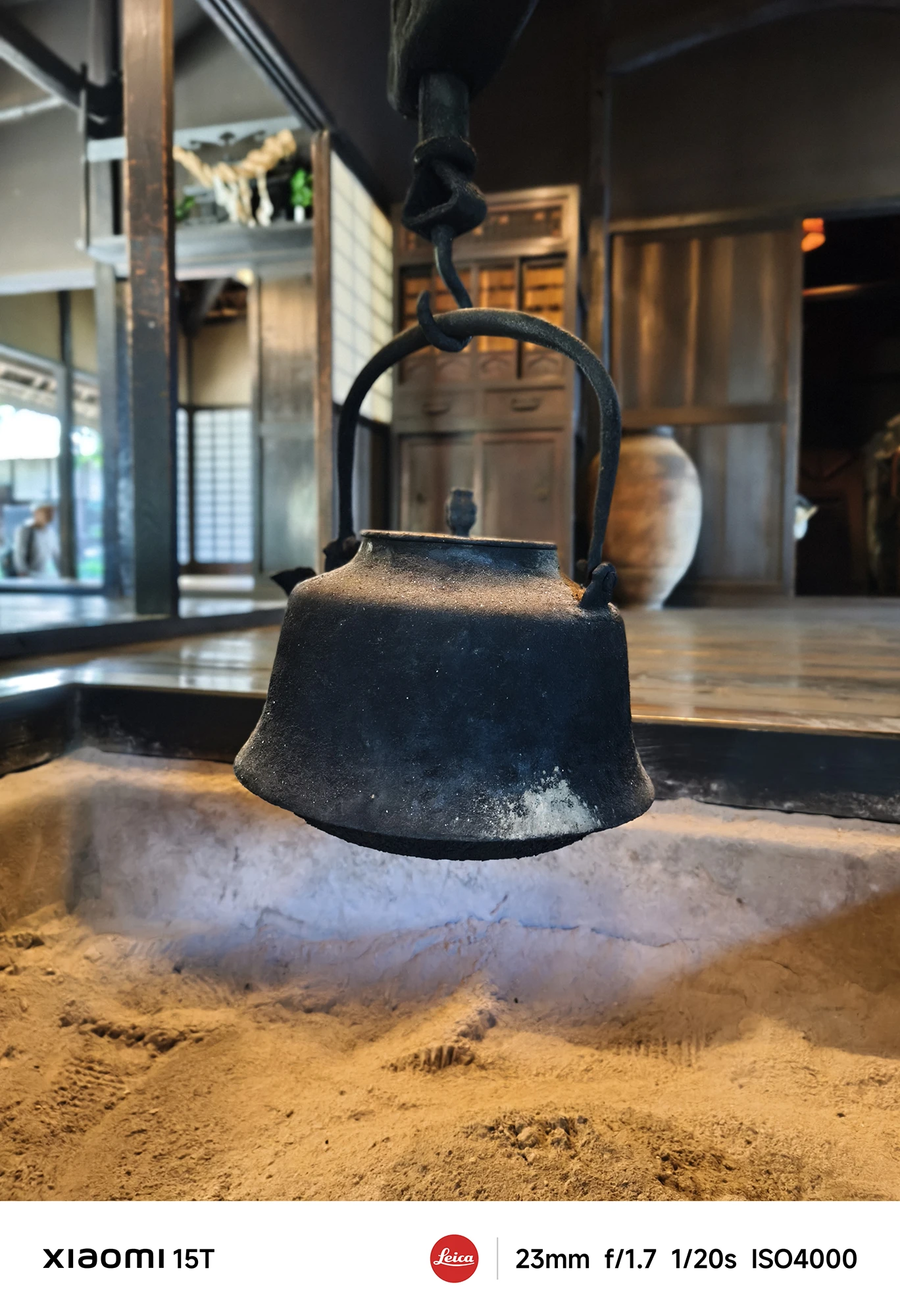 Xiaomi 15Tのポートレートモードで撮影した囲炉裏の鉄瓶。立体的な陰影描写と温かみのある色調が印象的な作例