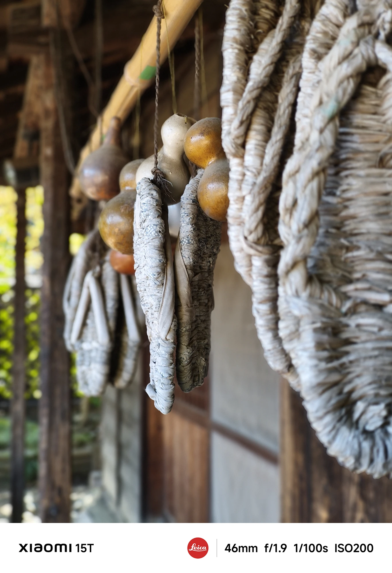 Xiaomi 15Tのポートレートモードで撮影した藁靴とひょうたん。前後の自然なボケが被写体の質感と存在感を際立たせる