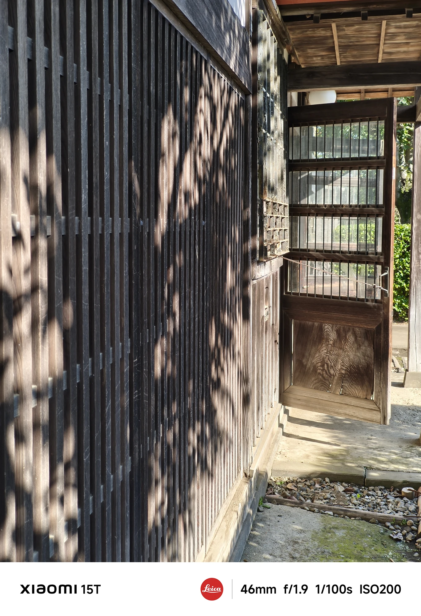 Xiaomi 15Tの望遠カメラで撮影した日本家屋の外壁と縁側。木の質感と光の陰影が繊細に描かれた建築写真