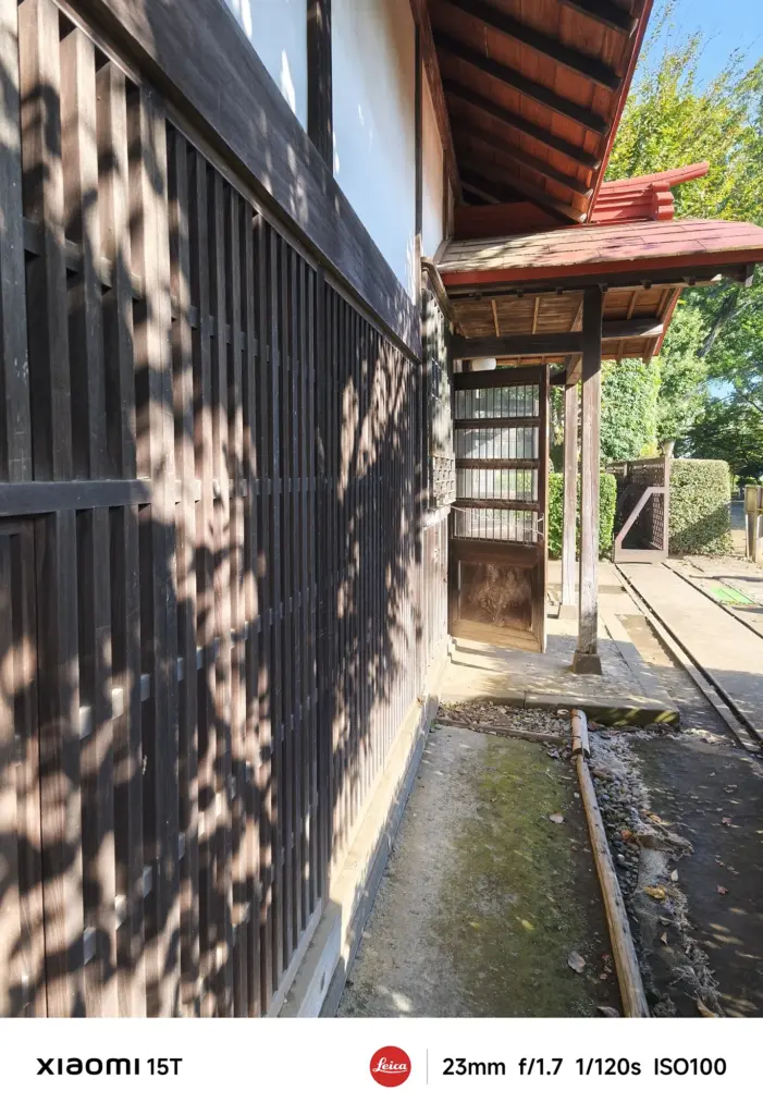Xiaomi 15Tのメインカメラで撮影した日本家屋の外壁と縁側。木の質感と陰影が繊細に表現された建築写真