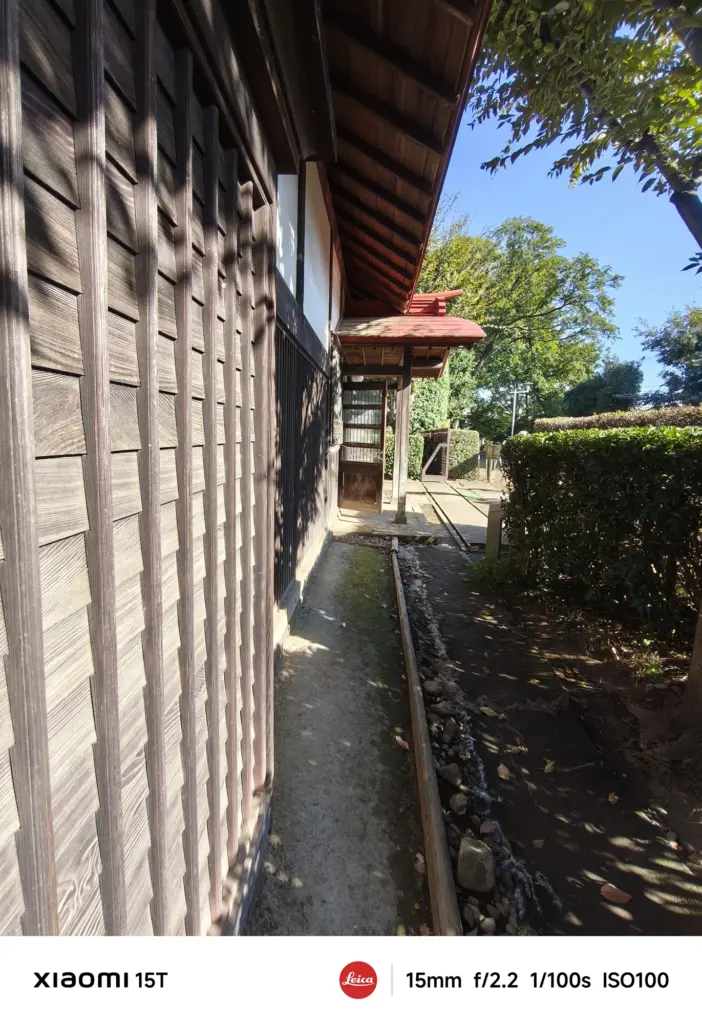Xiaomi 15Tの超広角カメラで撮影した日本家屋の外壁と縁側。木目の質感と奥行きが際立つ広角建築写真