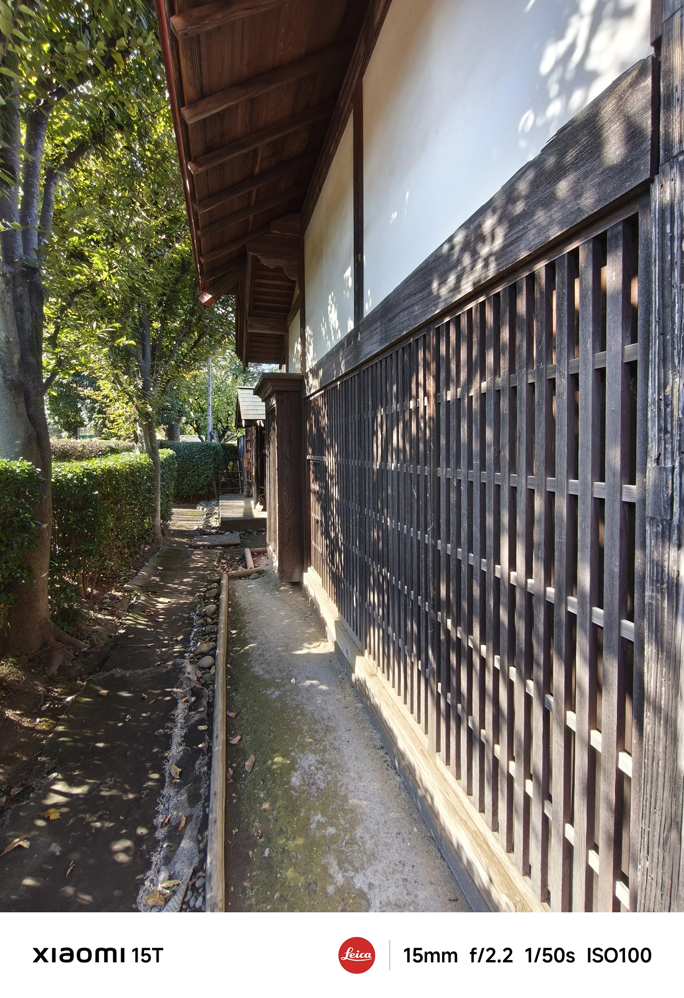 Xiaomi 15Tの超広角カメラで撮影した日本家屋の外壁と通路。木の質感と奥行きを活かした構図で伝統建築を広く捉えた写真