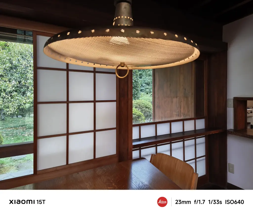 Xiaomi 15Tのメインカメラで撮影した和室の照明と障子。柔らかな自然光と木の温もりを活かした落ち着きある室内風景