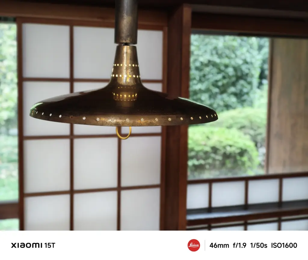 Xiaomi 15Tの46mm望遠カメラで撮影した真鍮製ランプ。障子越しの光を背景に、金属の質感と柔らかなボケを美しく再現