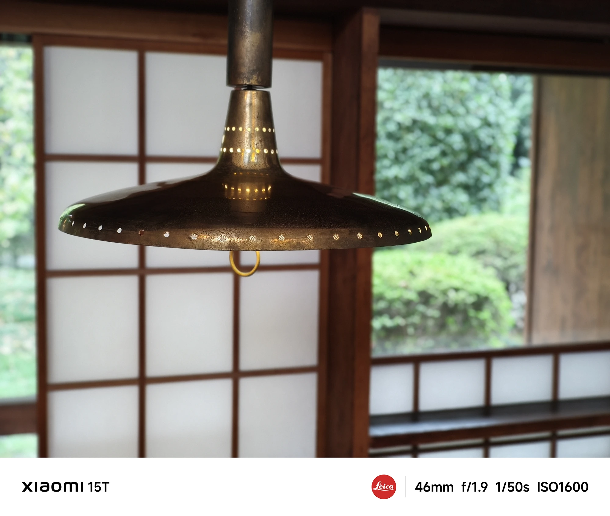Xiaomi 15Tの46mm望遠カメラで撮影した真鍮製ランプ。障子越しの光を背景に、金属の質感と柔らかなボケを美しく再現