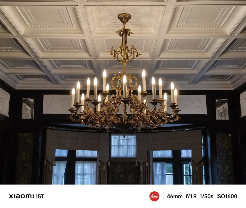 Xiaomi 15Tの46mm望遠カメラで撮影した豪華なシャンデリア。高天井の装飾と光の反射を精密にとらえた室内建築写真
