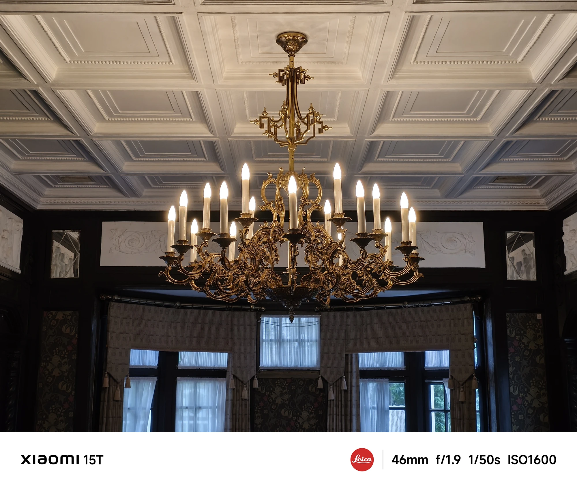 Xiaomi 15Tの46mm望遠カメラで撮影した豪華なシャンデリア。高天井の装飾と光の反射を精密にとらえた室内建築写真