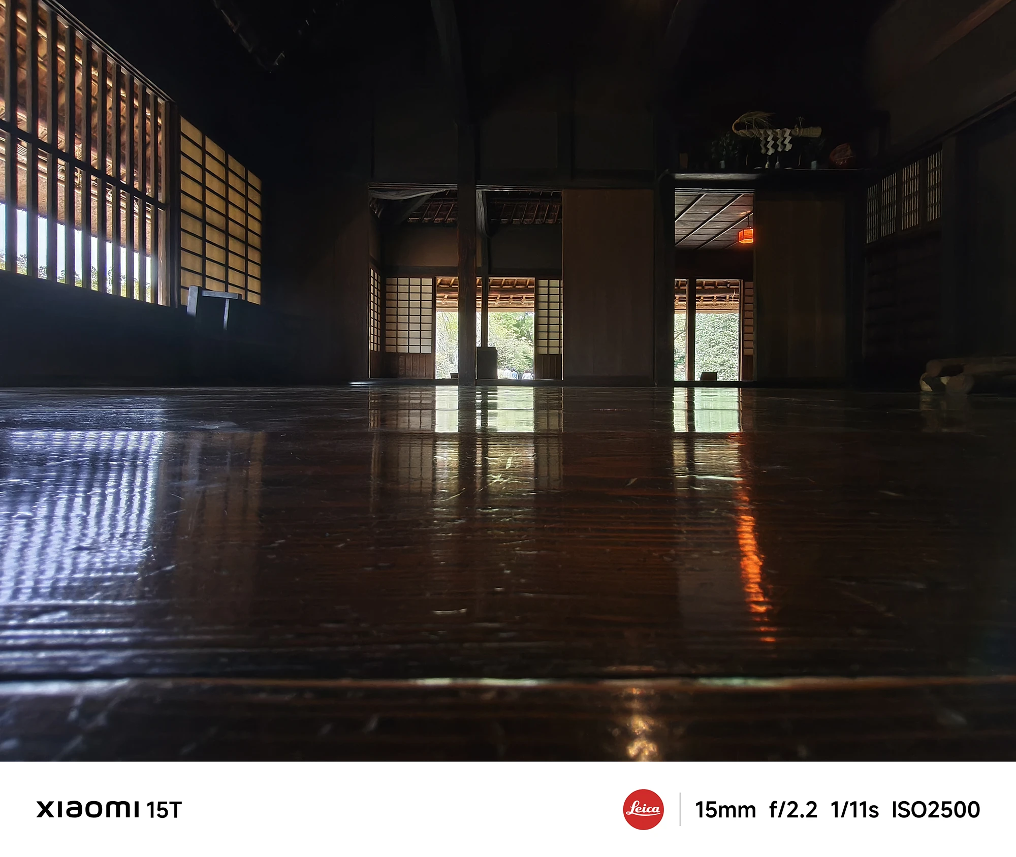 Xiaomi 15Tの超広角カメラで撮影した古民家の室内。木の床に差し込む光が反射し、静寂と温かみを感じさせる広角室内写真」