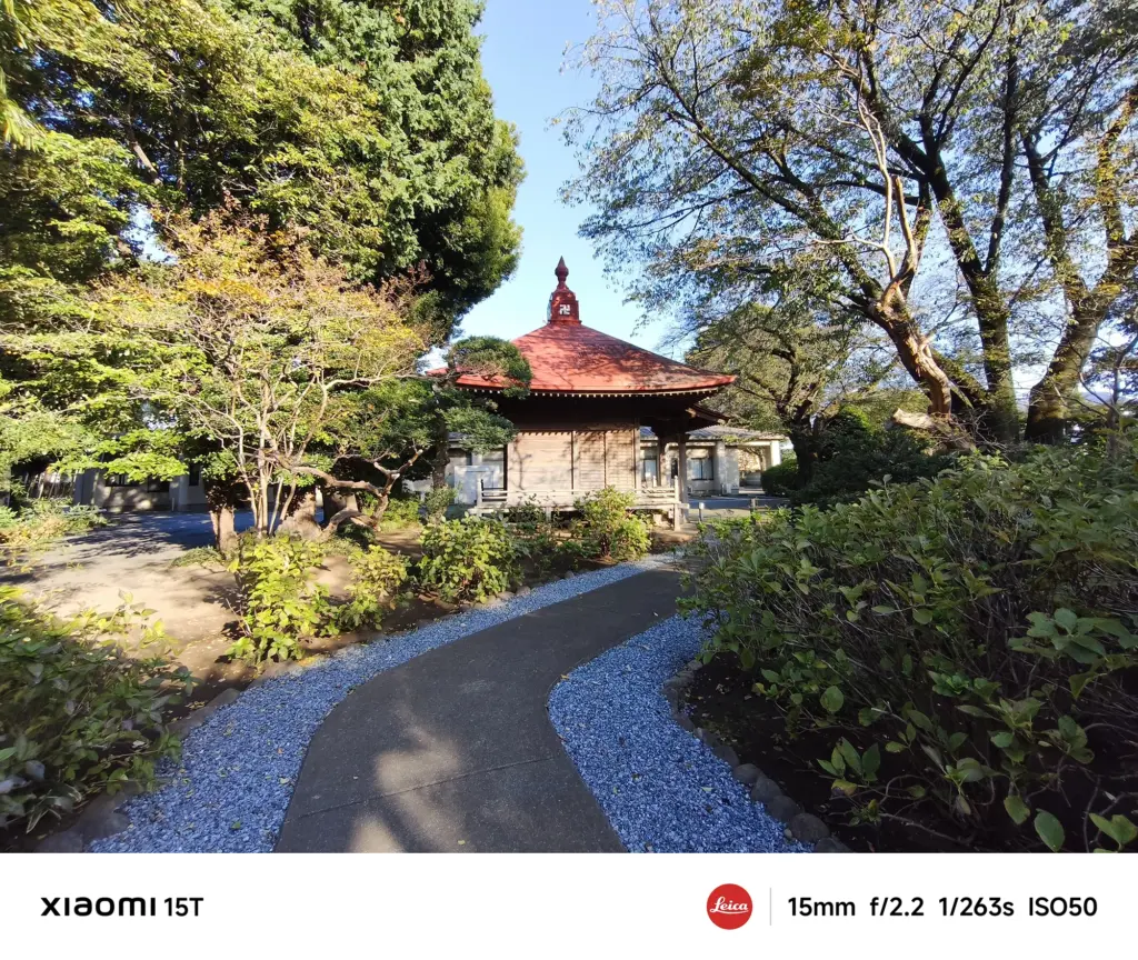 Xiaomi 15Tの超広角カメラで撮影した寺院と庭園の風景。石畳と木々の陰影が立体的に表現された広角ショット