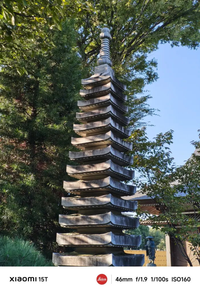 Xiaomi 15Tの46mm望遠カメラで撮影した石造りの多層塔。明るい自然光のもとで、立体感と陰影の階調を豊かに描写