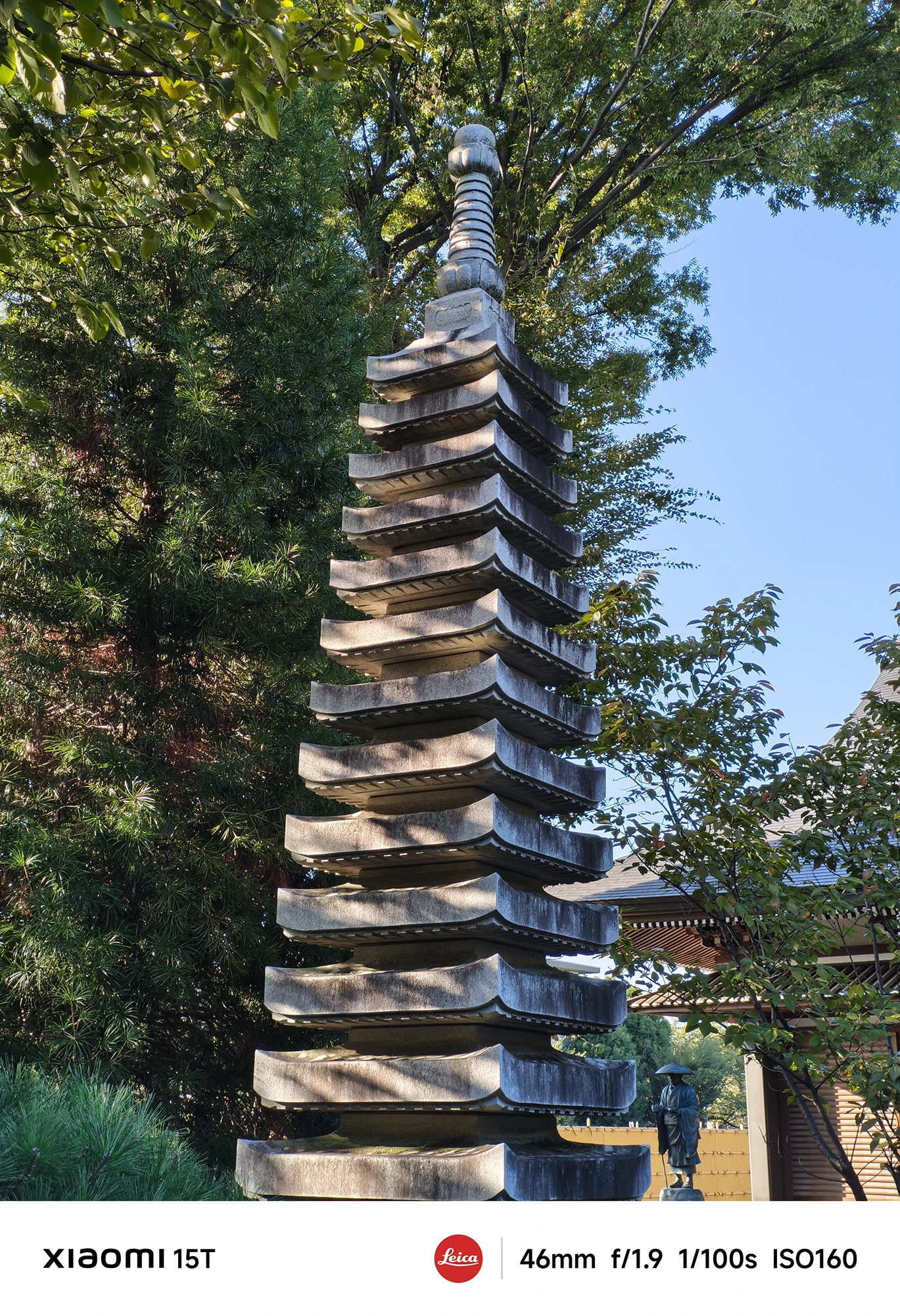 Xiaomi 15Tの46mm望遠カメラで撮影した石造りの多層塔。明るい自然光のもとで、立体感と陰影の階調を豊かに描写