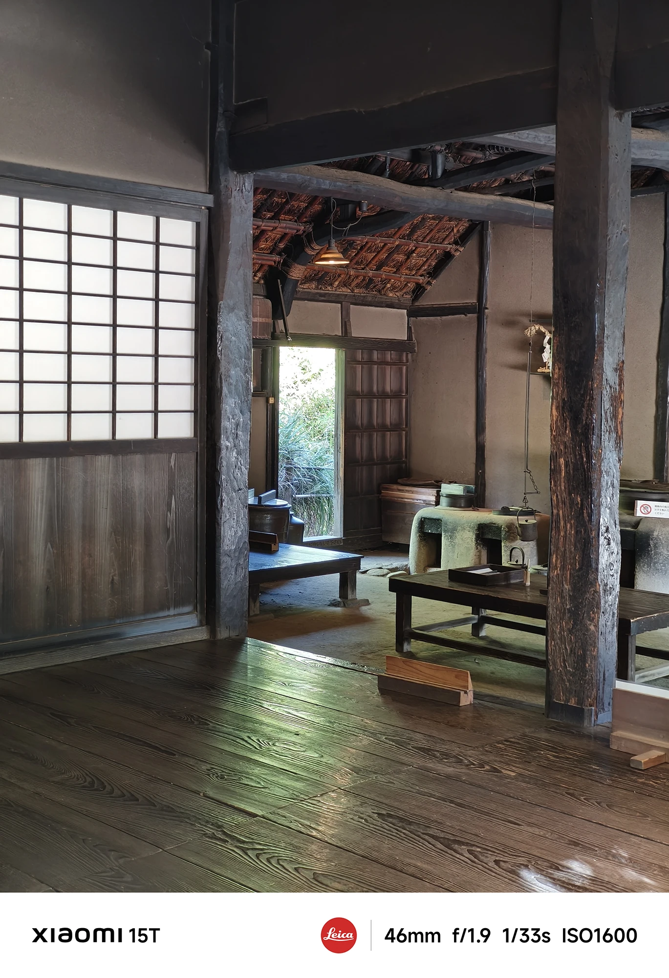 Xiaomi 15Tの46mm望遠カメラで撮影した古民家の室内。木の梁や床の質感を忠実に再現し、落ち着いたトーンで表現