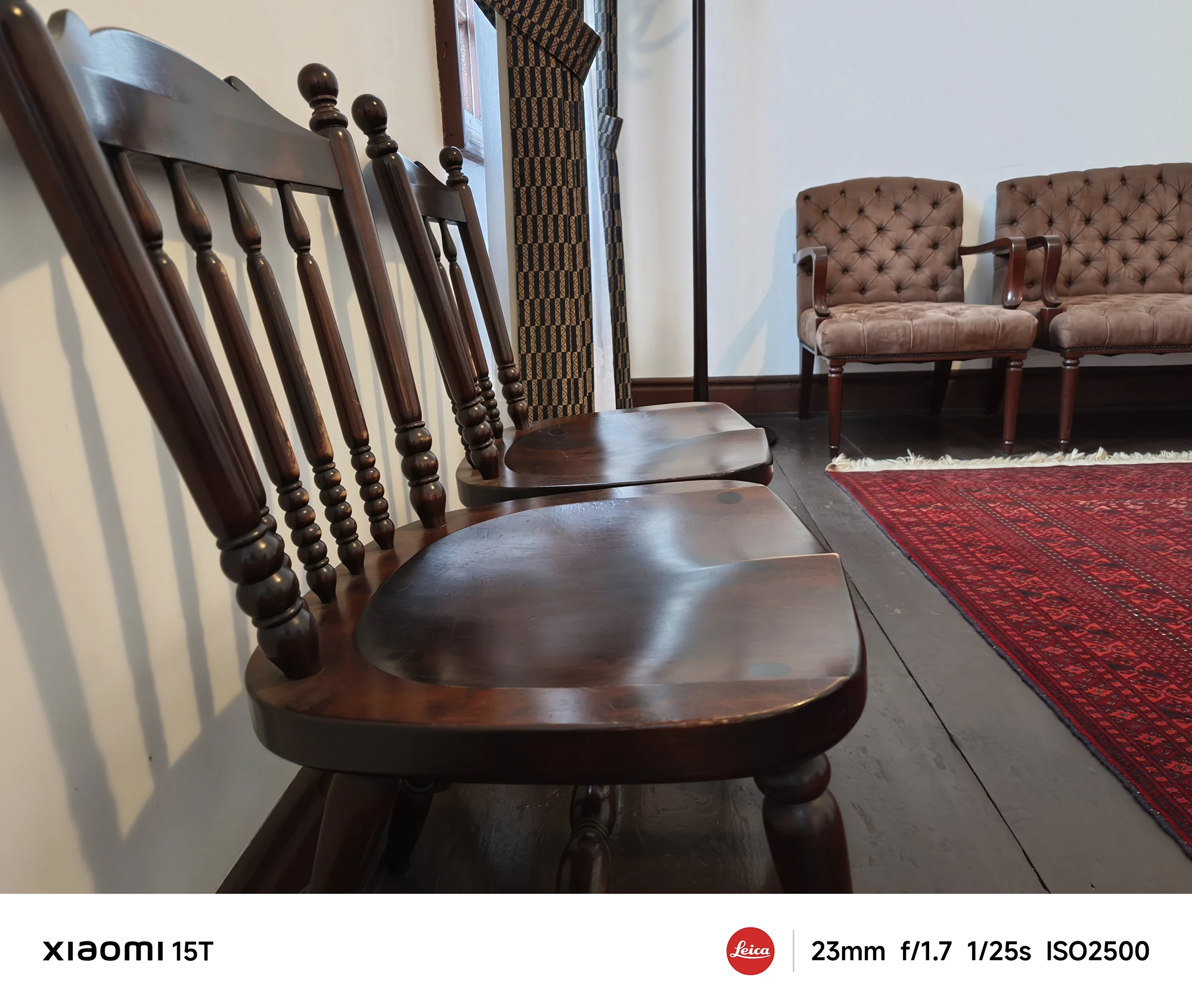 Xiaomi 15Tのメインカメラで撮影した木製チェアと赤い絨毯の室内。自然光と照明が木の質感と奥行きを美しく表現