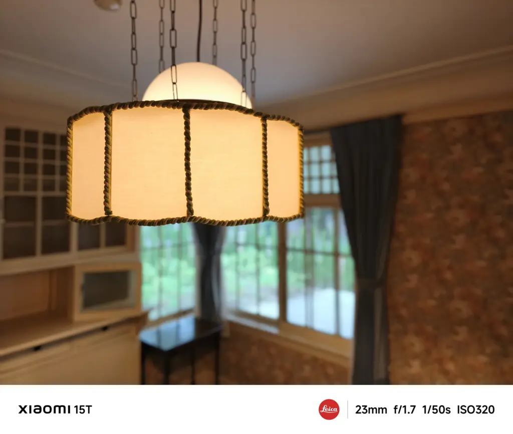 Xiaomi 15Tのポートレートモードで撮影した室内照明。柔らかい光が空間に広がり、Leicaレンズらしい自然なボケを再現
