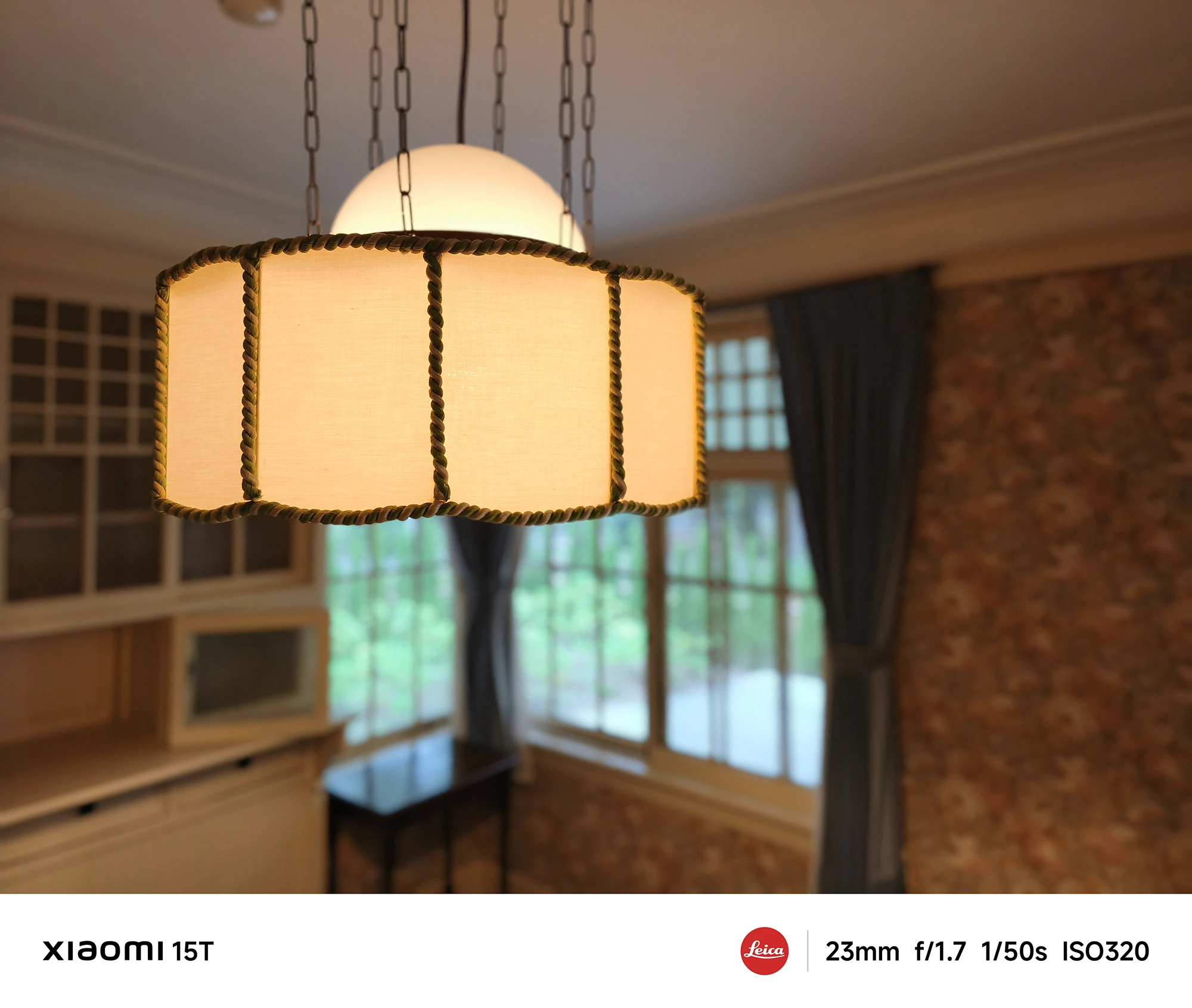 Xiaomi 15Tのポートレートモードで撮影した室内照明。柔らかい光が空間に広がり、Leicaレンズらしい自然なボケを再現