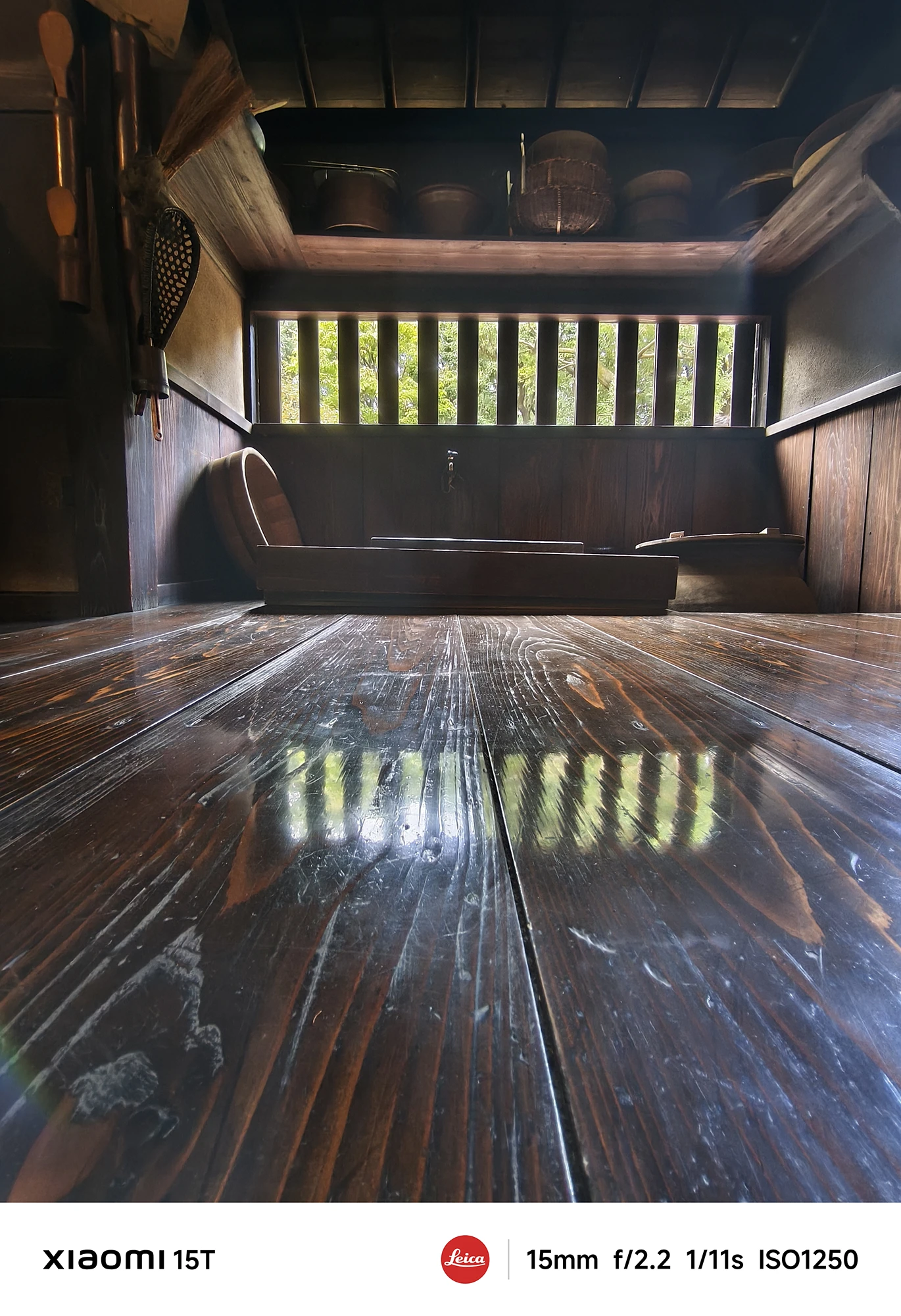 Xiaomi 15Tの超広角カメラで撮影した囲炉裏のある和室。床板の反射と木製家具の質感が際立つ、伝統家屋の室内風景
