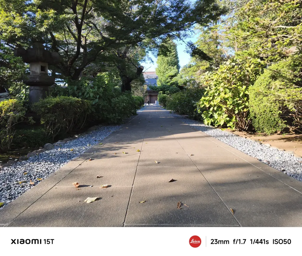 Xiaomi 15Tのメインカメラで撮影した寺院の参道。石畳の奥行きと木漏れ日が織りなす静かな雰囲気を23mmレンズで描写