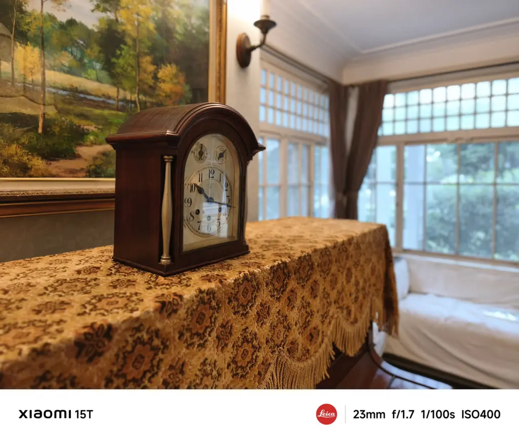 Xiaomi 15Tのポートレートモードで撮影したアンティーク時計。背景の柔らかなボケと温かい光が調和したLeica Authentic作例