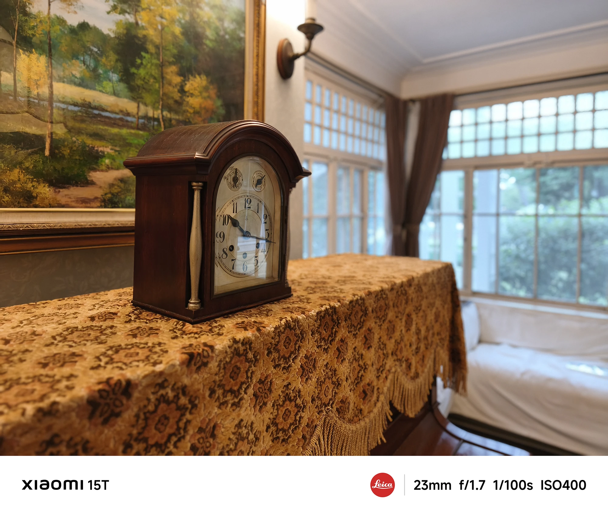 Xiaomi 15Tのポートレートモードで撮影したアンティーク時計。背景の柔らかなボケと温かい光が調和したLeica Authentic作例