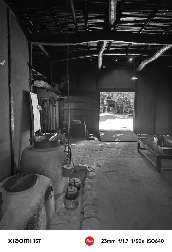 Xiaomi 15TのLeicaモノクロフィルターで撮影した古民家の土間。かまどや道具の存在感をモノクロ階調で印象的に再現